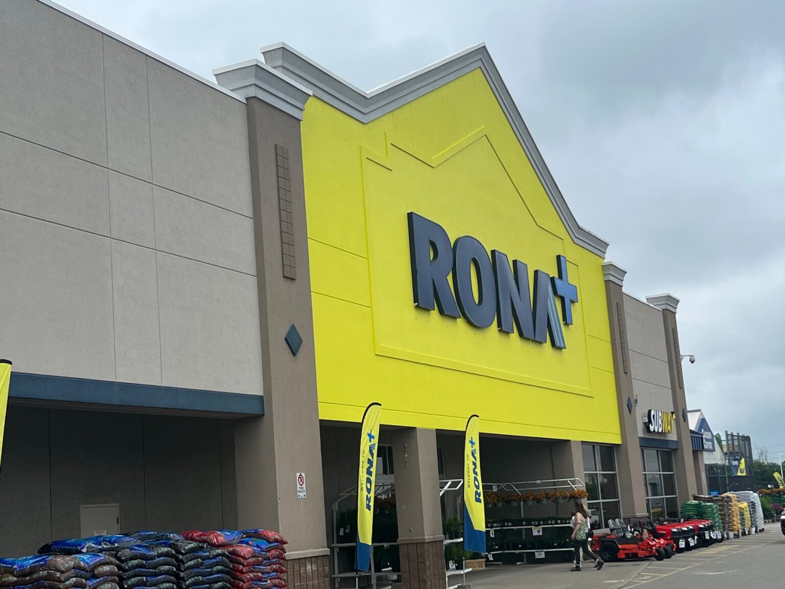 What Are The Next 15 Lowe S Stores In Canada To Be Converted To RONA   RONA Niagara Falls Opening 1536x1152 